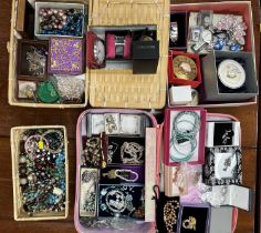 VINTAGE & LATER COSTUME JEWELLERY, paste and stone set bangles, bracelets, earrings, beads, powder