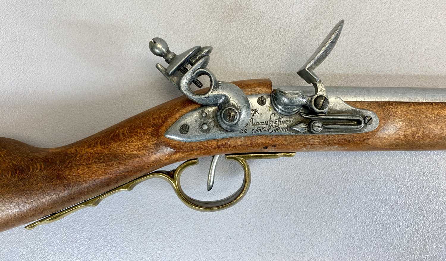 DENIX SPANISH REPLICA THREE-BAND FLINTLOCK RIFLE, 101cms cylindrical barrel, with ramrod, socket - Image 4 of 5