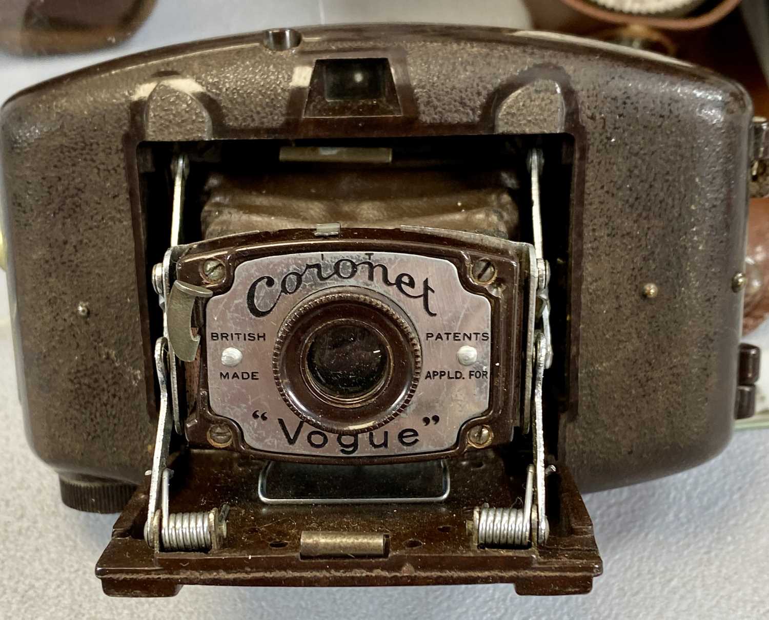 COLLECTION OF CAMERAS AND ACCESSORIES including a Coronet "Vogue" bakelite cased bellows camera, a - Image 4 of 5