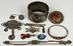 VICTORIAN & LATER JEWELLERY COLLECTION to include a silver bangle with possibly gold highlight