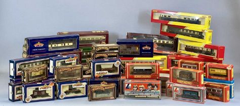 LARGE QUANTITY OF OO GAUGE CARRIAGES & ROLLING STOCK, Bachmann, Mainline Railways, Hornby, Lima, and
