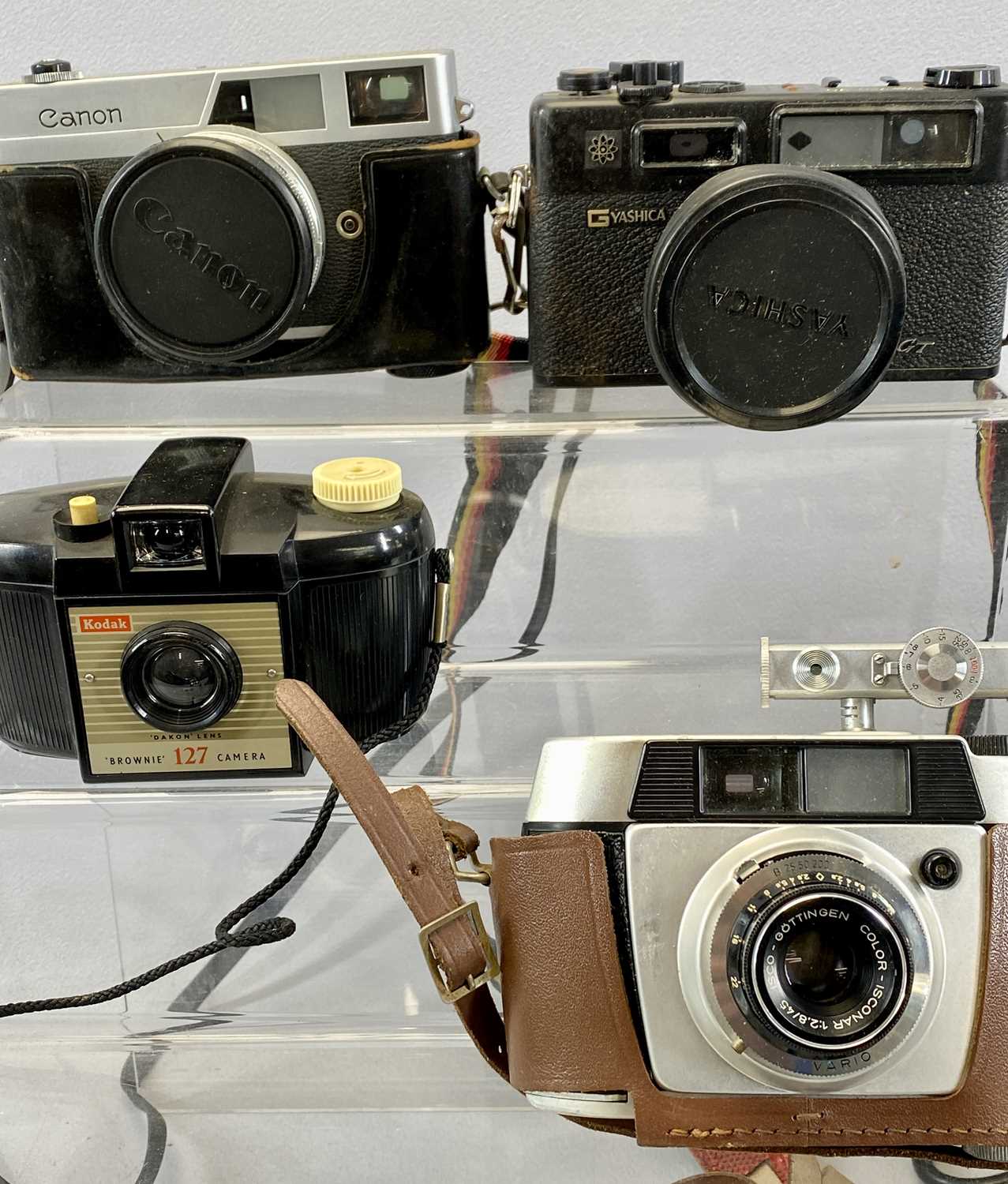 COLLECTION OF CAMERAS AND ACCESSORIES including a Coronet "Vogue" bakelite cased bellows camera, a - Image 2 of 5