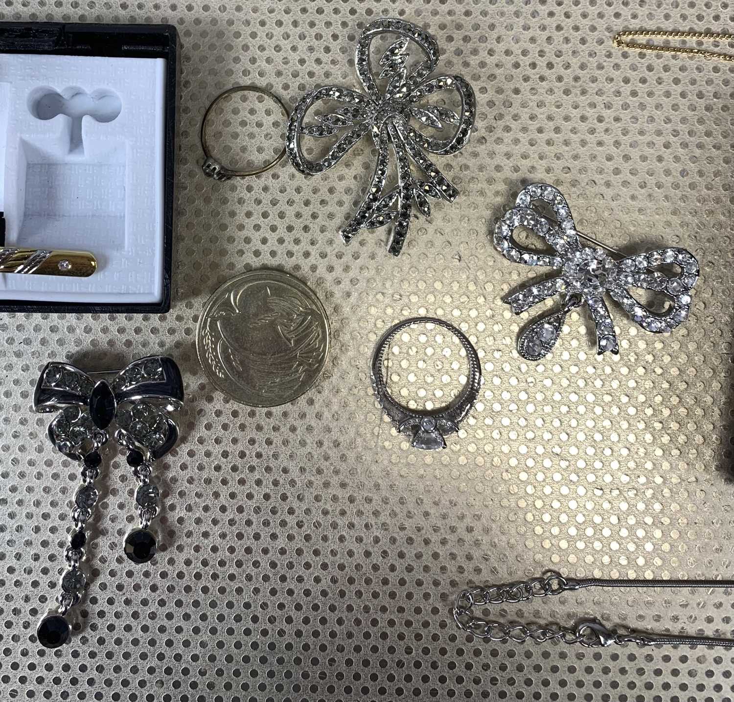 MIXED COSTUME JEWELLERY, including hand engraved Welsh slate brooch, silver fob, silver and amber - Image 5 of 5