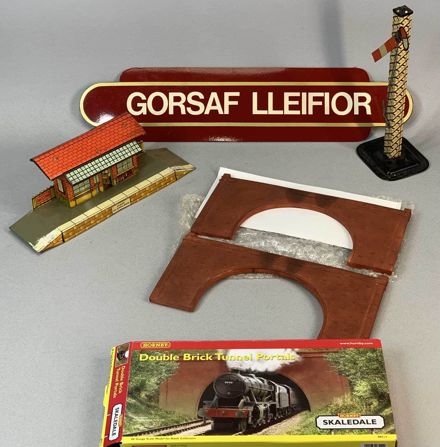 HORNBY TRAINS - tin plate boxed clockwork set, another boxed set, quantity of boxed Rolling Stocks - Bild 6 aus 6