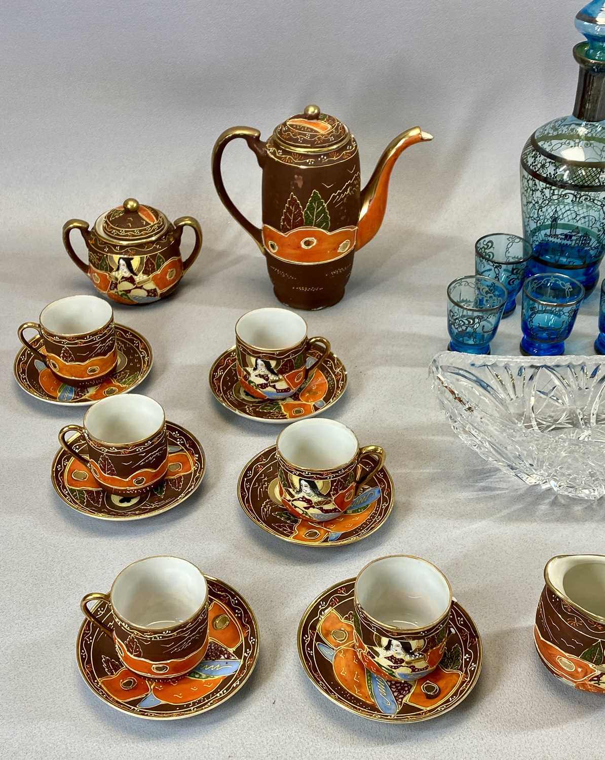 MIXED CERAMICS & GLASSWARE, including Japanese eggshell tea service, 15 pieces, a silvered blue - Image 4 of 4