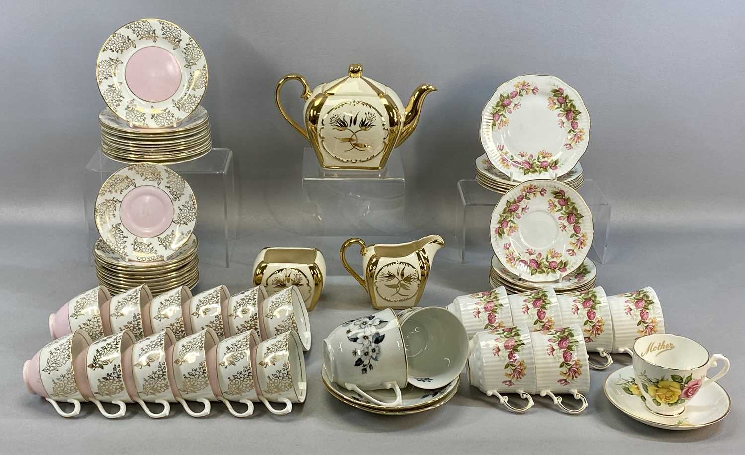 MIXED TABLEWARE, including an Alfred Meakin Chelsea pattern dinner service, a Phoenix bone China tea - Image 2 of 3