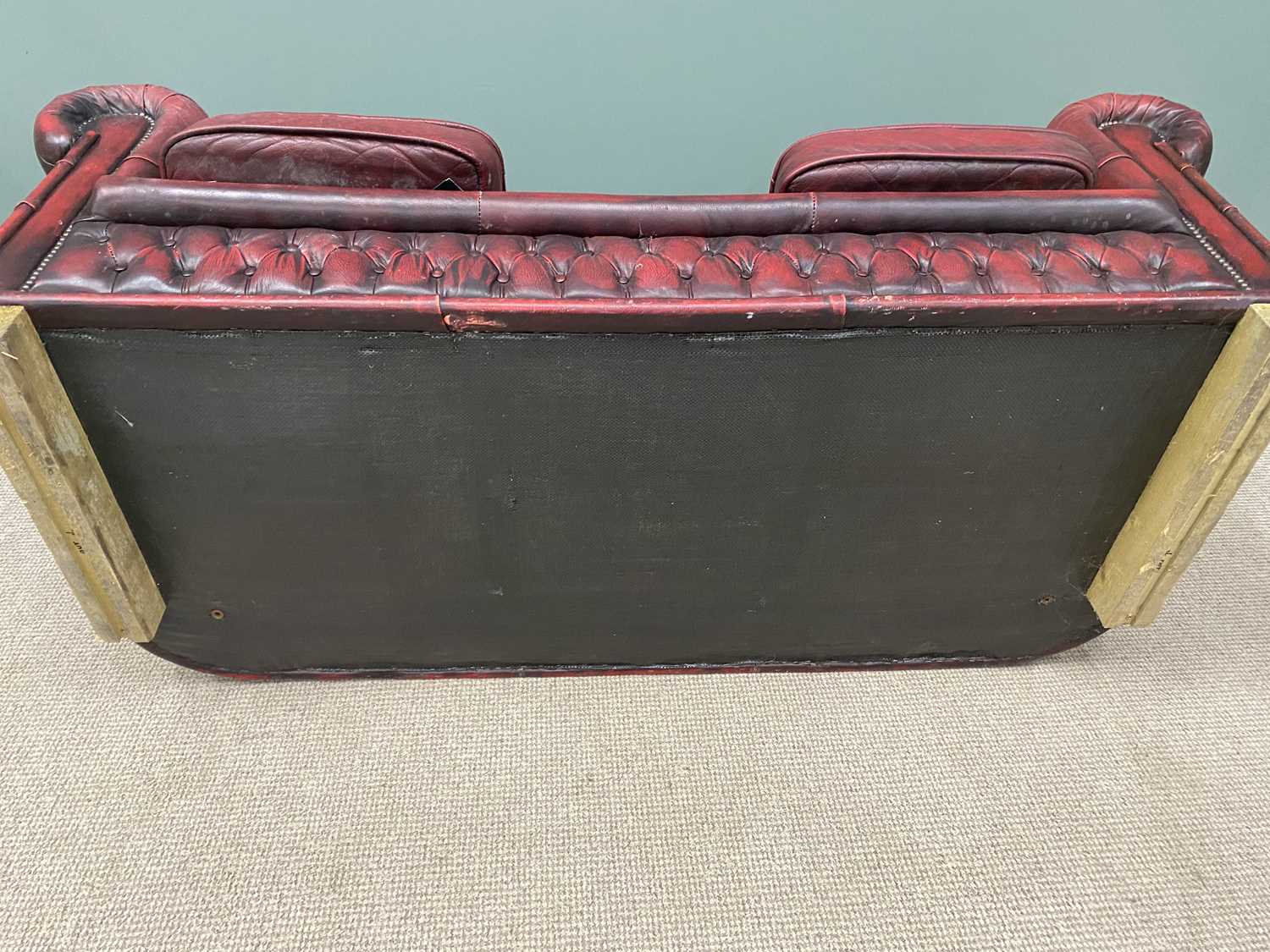 RED LEATHER THREE SEATER CHESTERFIELD TYPE SOFA 68 (h) x 188 (w) x 58cms (d) Provenance: private - Image 4 of 6