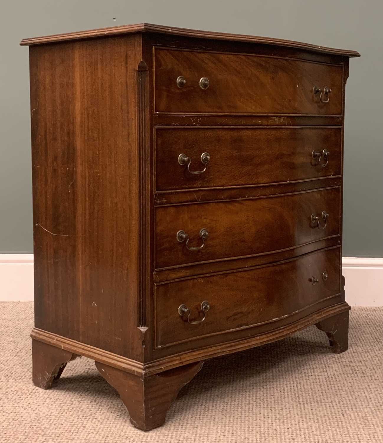 REPRODUCTION MAHOGANY FOUR DRAWER CHEST, with serpentine front, 83 (h) x 79 (w) x 46cms (d) - Image 4 of 5