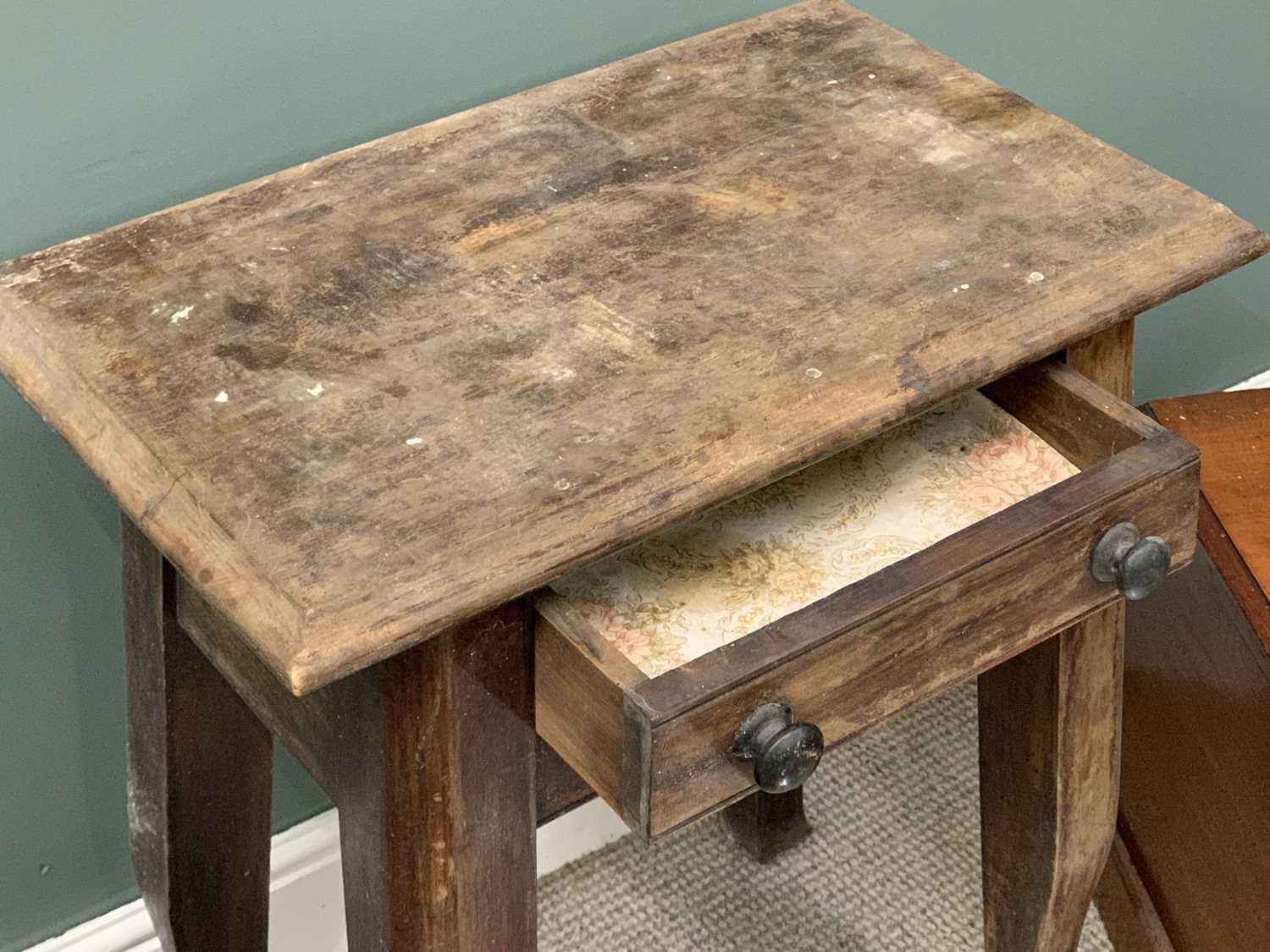 SIX VINTAGE FURNISHING ITEMS to include a heavy hall table with single drawer, 76 (h) x 62 (w) x - Image 5 of 7