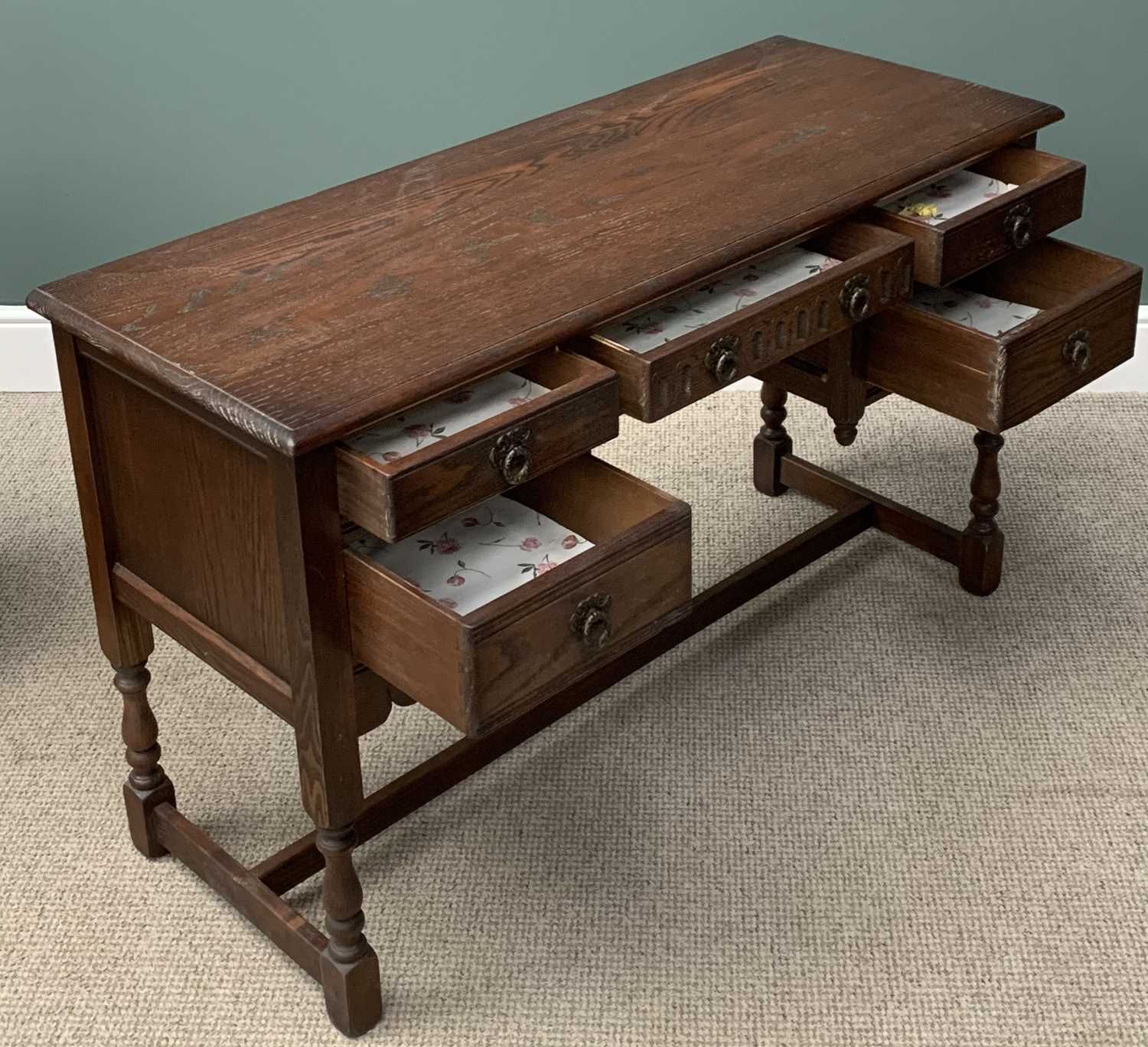 TWO ITEMS OF REPRODUCTION FURNITURE comprising oak dressing table/knee-hole desk, 77 (h) x 127 (w) x - Image 2 of 4