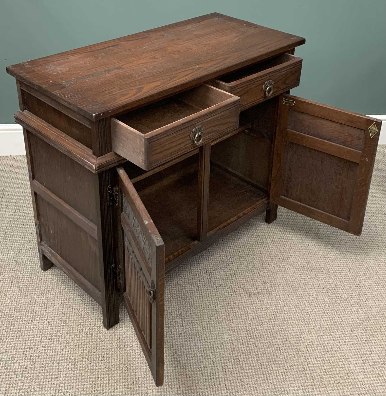 TWO ITEMS OF REPRODUCTION FURNITURE comprising oak dressing table/knee-hole desk, 77 (h) x 127 (w) x - Image 4 of 4