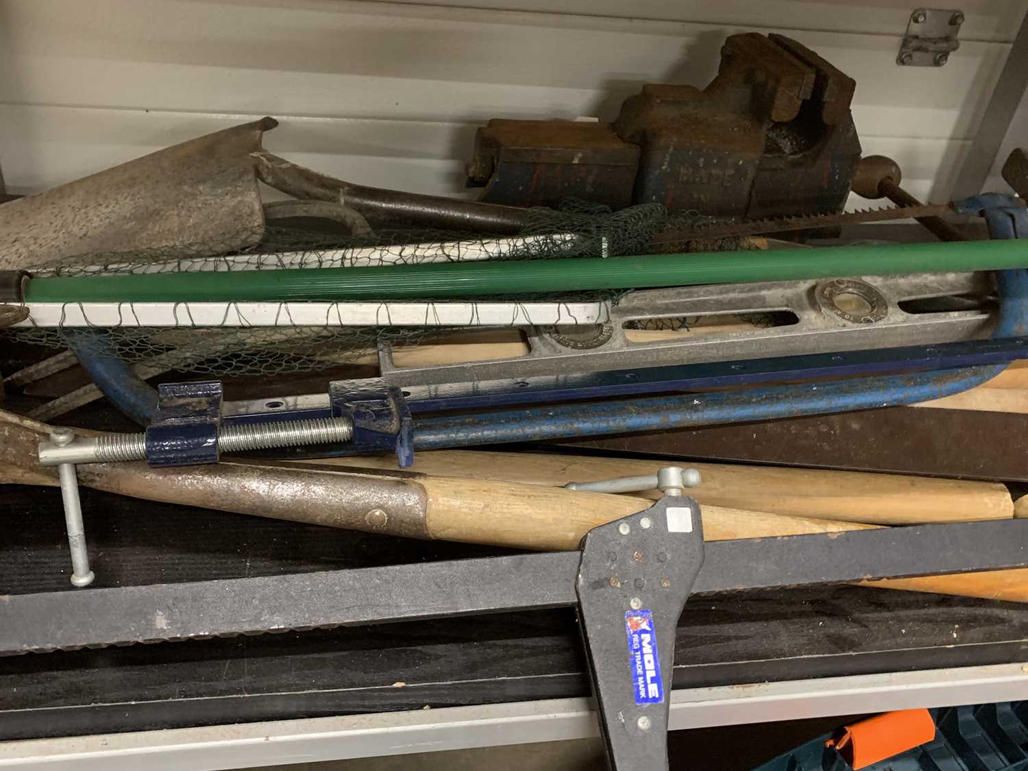 WORKSHOP & GARAGE TOOLS to include a good old timber toolbox, long handled garden tools, vintage - Bild 14 aus 14