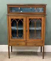 EDWARDIAN MAHOGANY BIJOUTERIE DISPLAY CABINET having a lift-up top, central opening doors and two