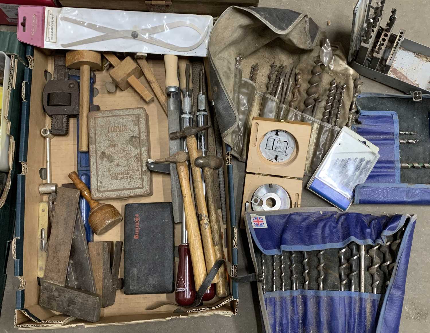 WORKSHOP & GARAGE TOOLS to include a good old timber toolbox, long handled garden tools, vintage - Image 10 of 14