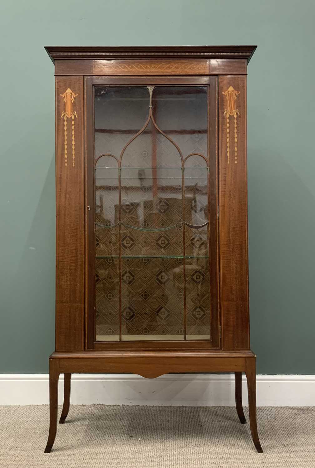 EDWARDIAN DISPLAY CABINET with single opening door, garland and other inlay, on tapered shaped - Image 7 of 7