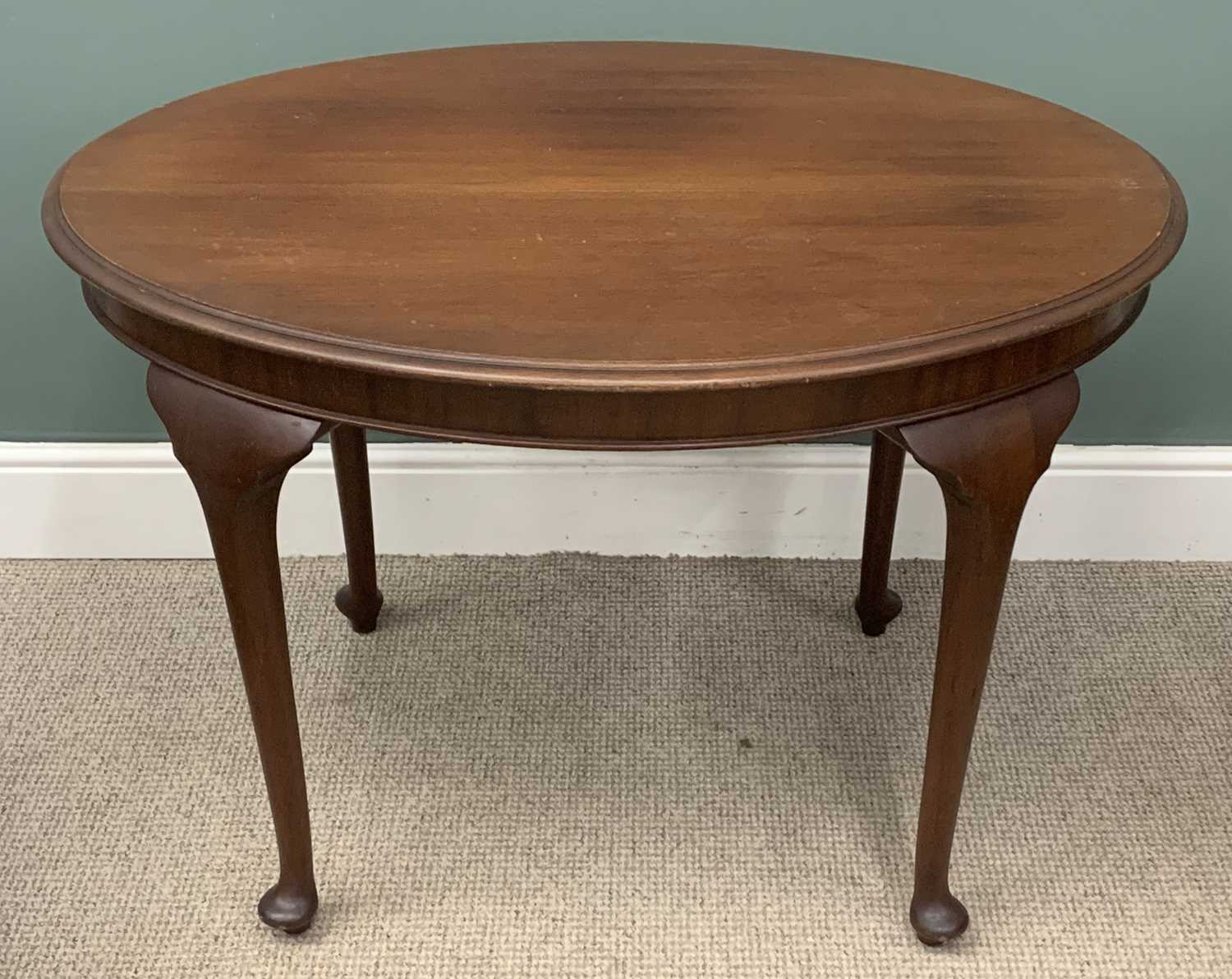 EDWARDIAN MAHOGANY OVAL TEA TABLE on turned supports, 73 (h) x 108 (w) x 78 (d) cms and FOUR SABRE - Image 2 of 3
