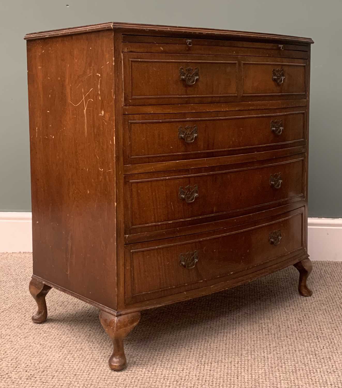 REPRODUCTION MAHOGANY BOW FRONT FOUR DRAWER CHEST, with brush slider, 83 (h) x 77 (w) x 45 (d) cms - Image 3 of 5