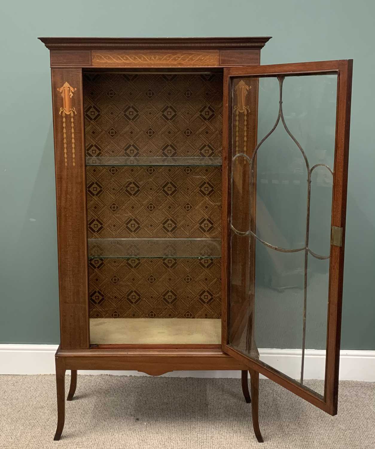 EDWARDIAN DISPLAY CABINET with single opening door, garland and other inlay, on tapered shaped - Image 2 of 7