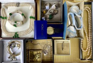 GROUP OF MIXED JEWELLERY & COLLECTABLES, including simulated pearl necklaces, silver/white metal
