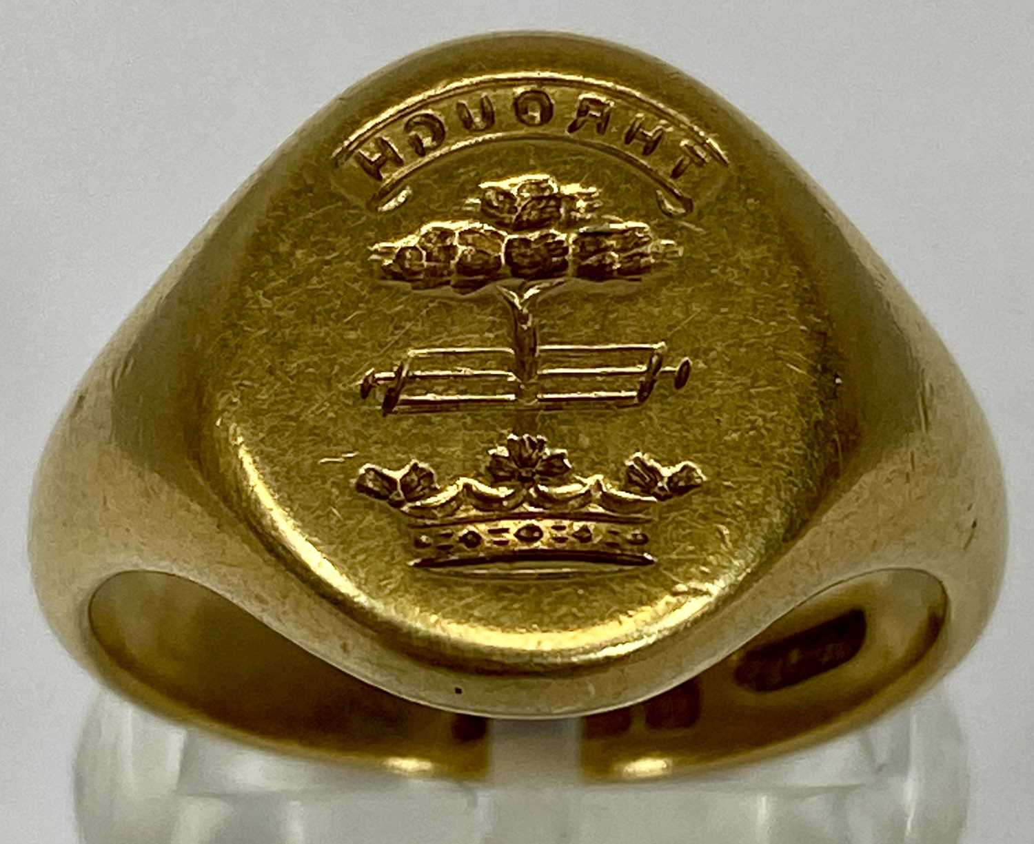 18CT GOLD SIGNET RING, engraved with crest, size M-N, 10.7gms Provenance: private collection Ynys