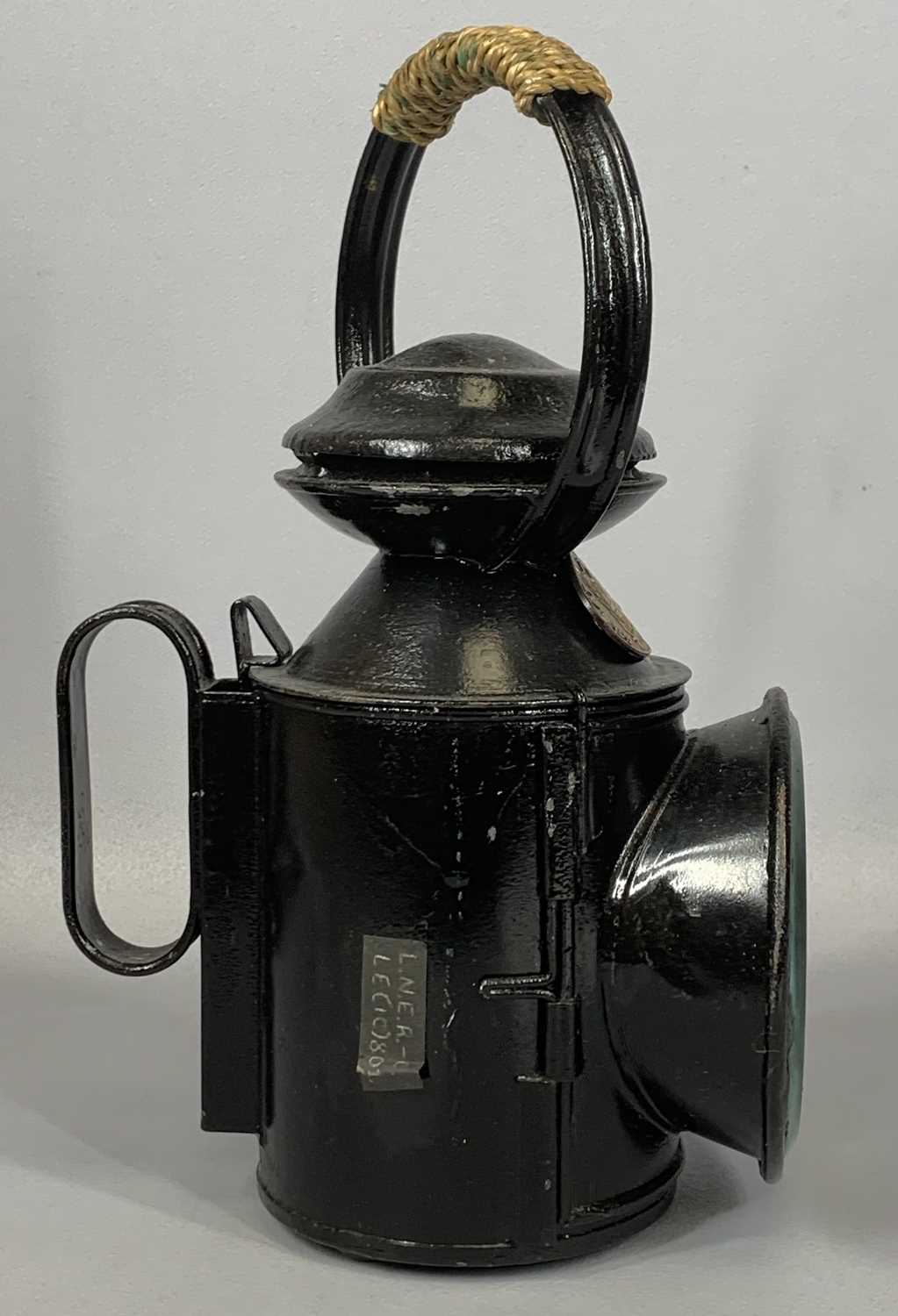 VINTAGE STEEL GREAT CENTRAL RAILWAY FORWARD SIGNAL LAMP with Sherwood's Birmingham burner, 33cms (h) - Image 3 of 4