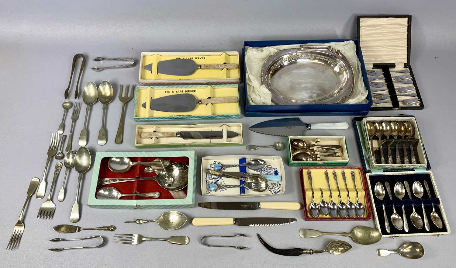 LARGE COLLECTION OF CUTLERY, mostly boxed, including cake forks, table knives, fruit sets, teaspoons - Image 2 of 5