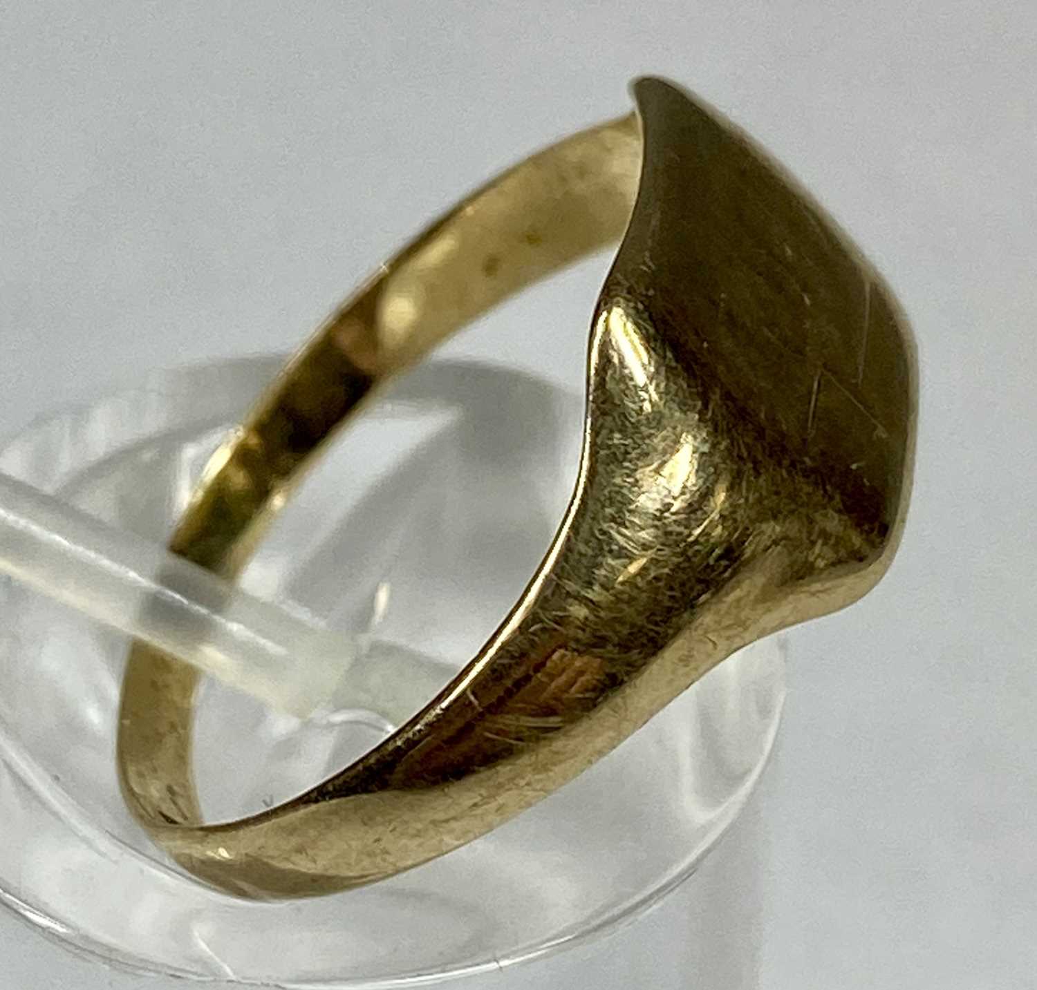 THREE 9CT GOLD SIGNET RINGS, sizes O, N and H, 5gms (gross) Provenance: private collection Ynys Mon - Image 9 of 10