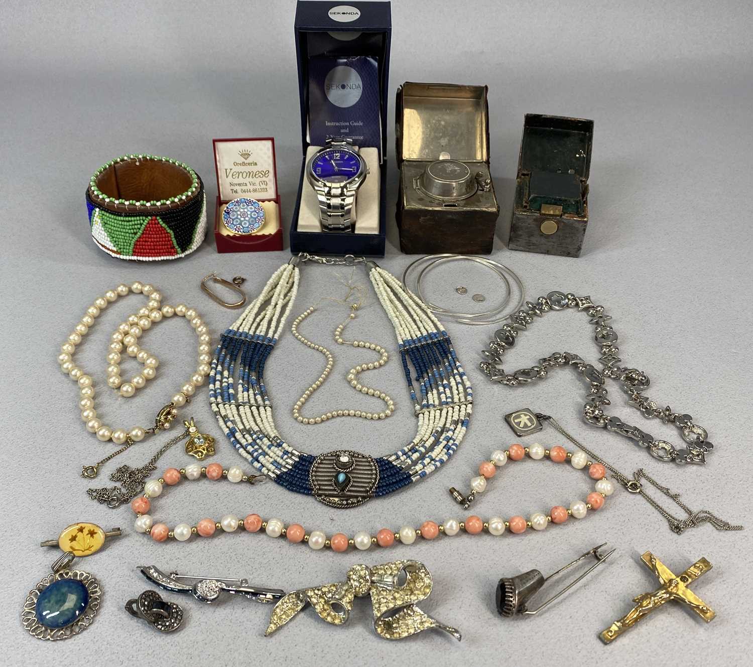 MIXED JEWELLERY & COLLECTABLES including a beadwork leather cuff, a Veronese Millefleur brooch,