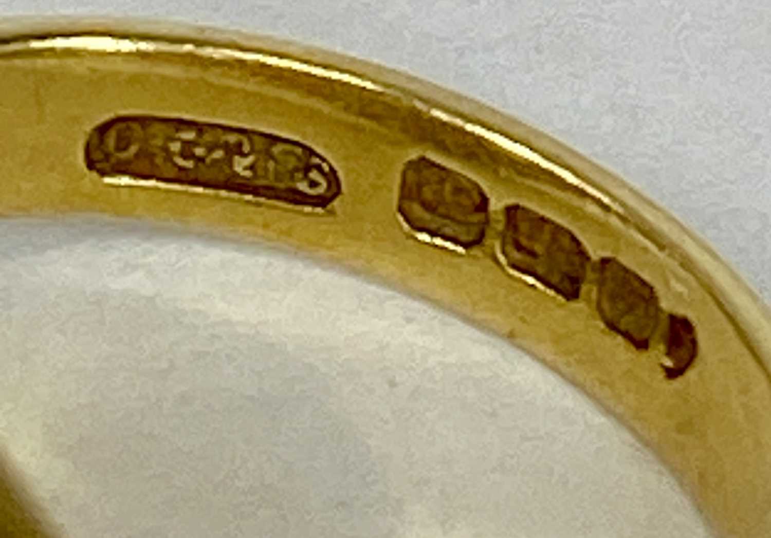 18CT GOLD SIGNET RING, engraved with crest, size M-N, 10.7gms Provenance: private collection Ynys - Image 3 of 4