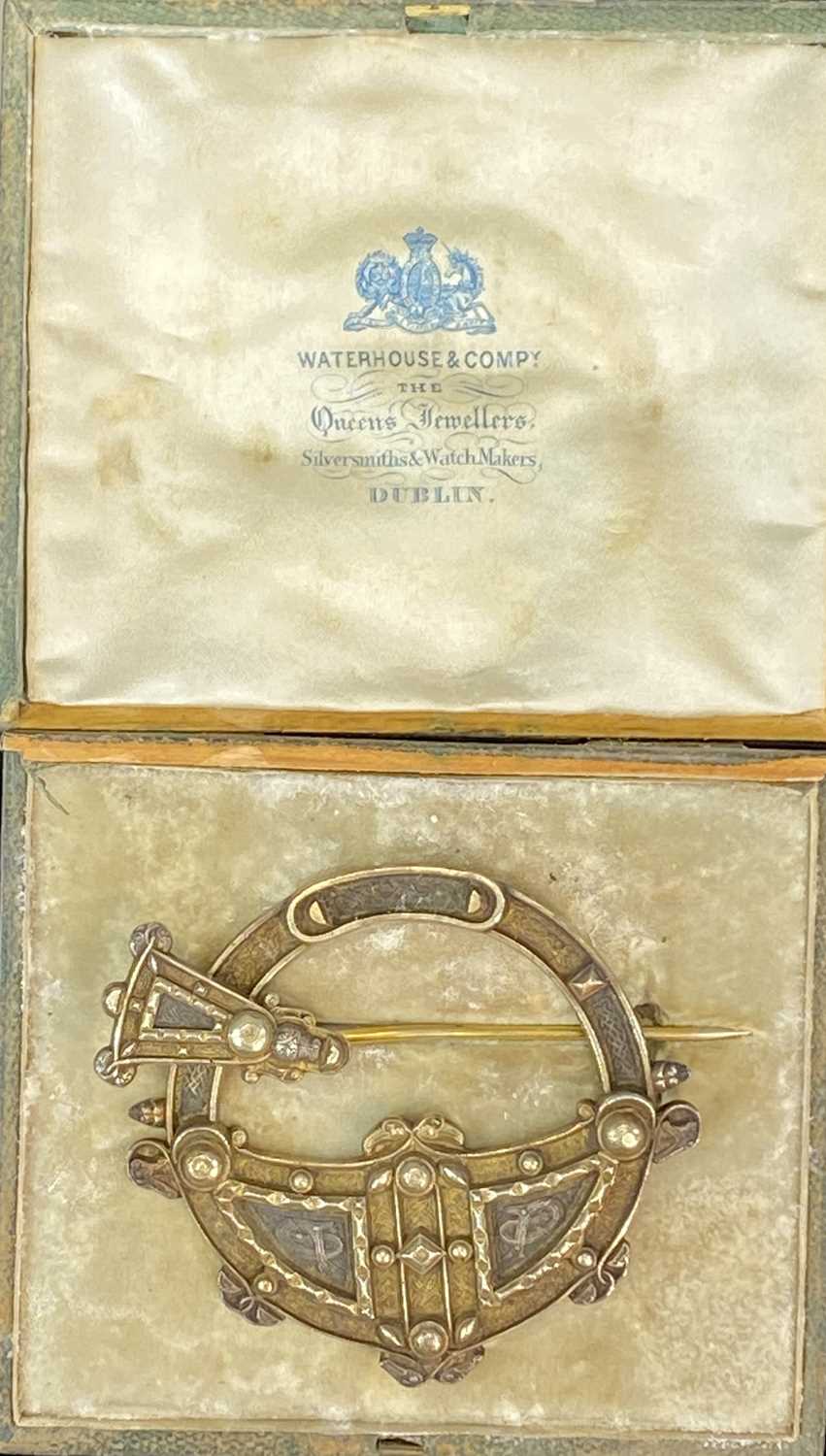 IRISH GILT METAL PLAID PIN by Waterhouse of Dublin, 7cms (diam.) in original plush lined case - Image 3 of 5