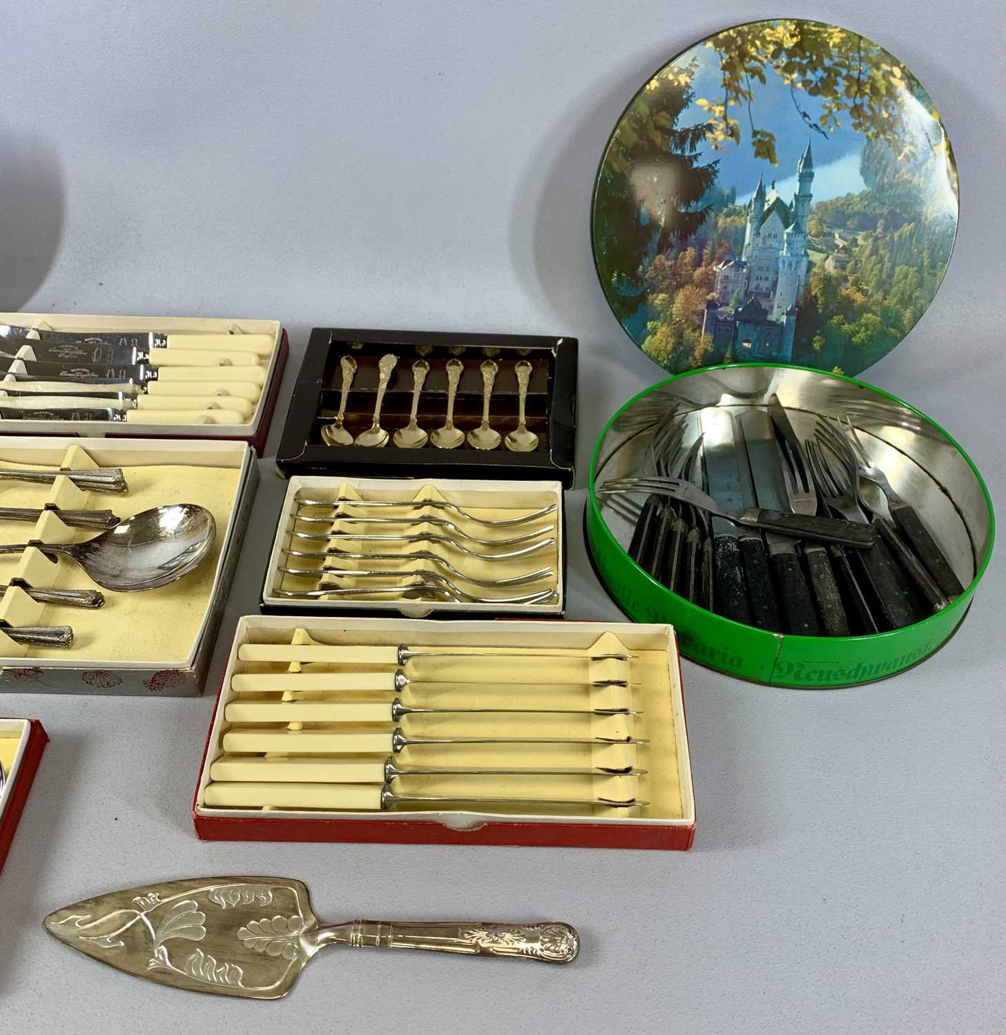 LARGE COLLECTION OF CUTLERY, mostly boxed, including cake forks, table knives, fruit sets, teaspoons - Image 5 of 5