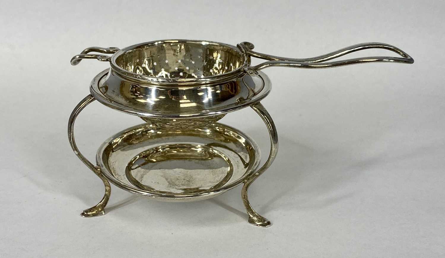 MIXED SMALL SILVER ITEMS, George V silver tea strainer and stand, Birmingham 1915, Art Nouveau - Image 3 of 7