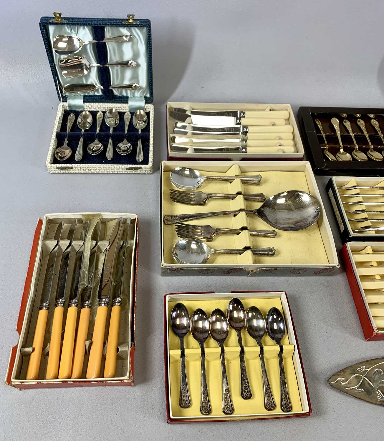 LARGE COLLECTION OF CUTLERY, mostly boxed, including cake forks, table knives, fruit sets, teaspoons - Image 4 of 5