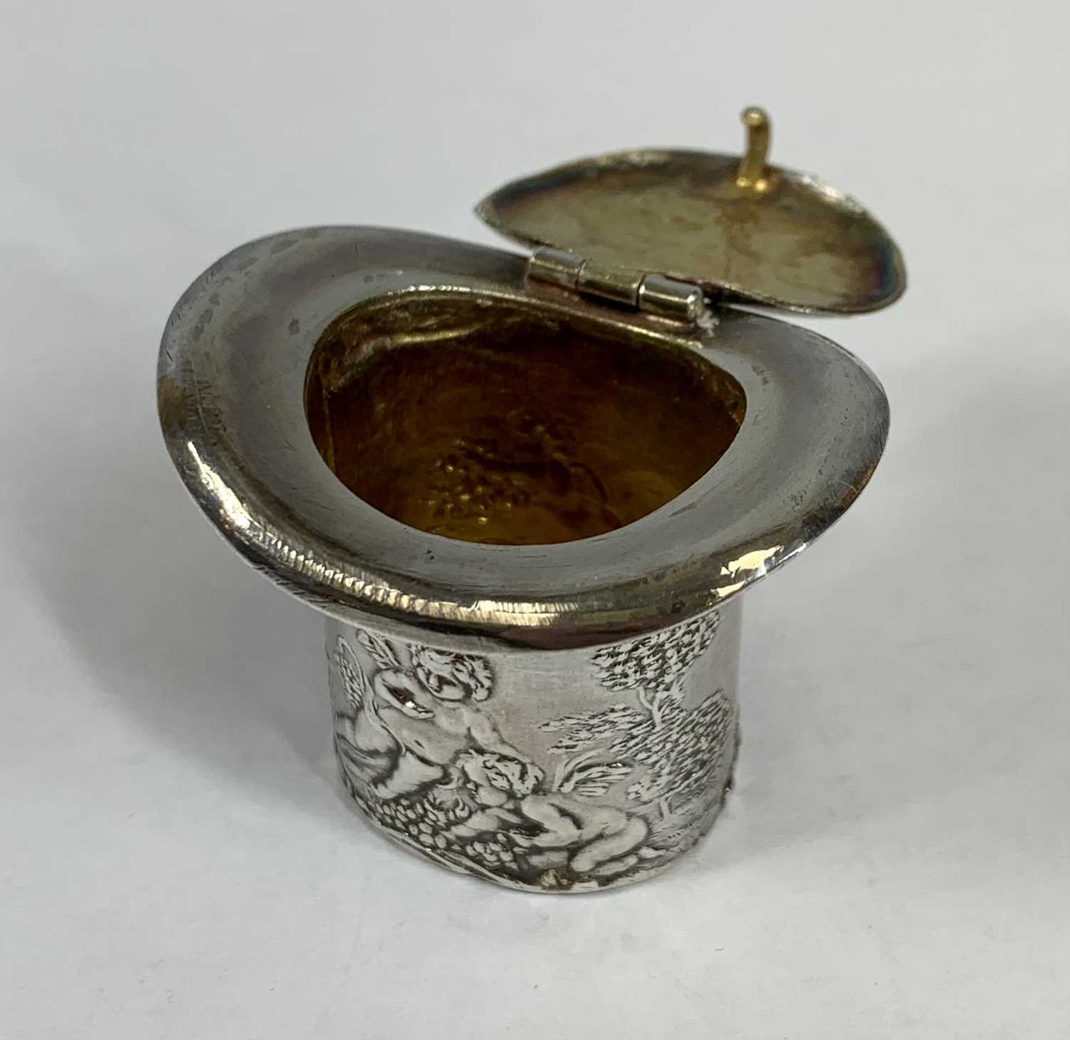 EDWARDIAN/VICTORIAN CONTINENTAL NOVELTY SILVER VESTA CASE, in the form of a top hat, hinged cover, - Image 2 of 3