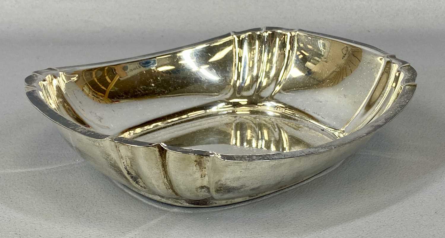 GEORGE V OVAL SILVER OPEN DISH, with ribbed design corners, Sheffield 1912, Olivant and Botsford - Image 2 of 4