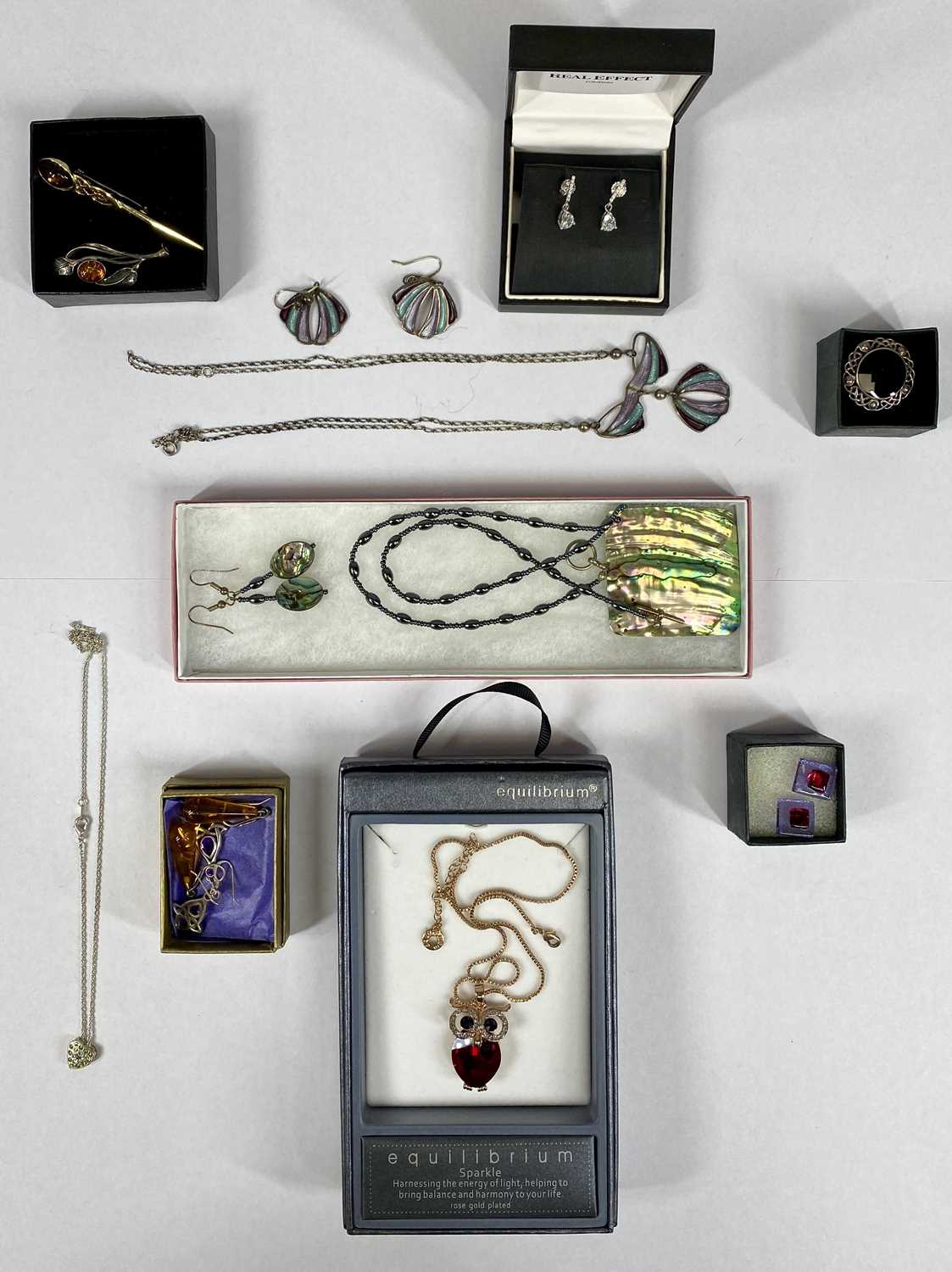 VICTORIAN & LATER JEWELLERY including costume jewellery, necklaces, bracelets, brooches, rings and - Image 6 of 6