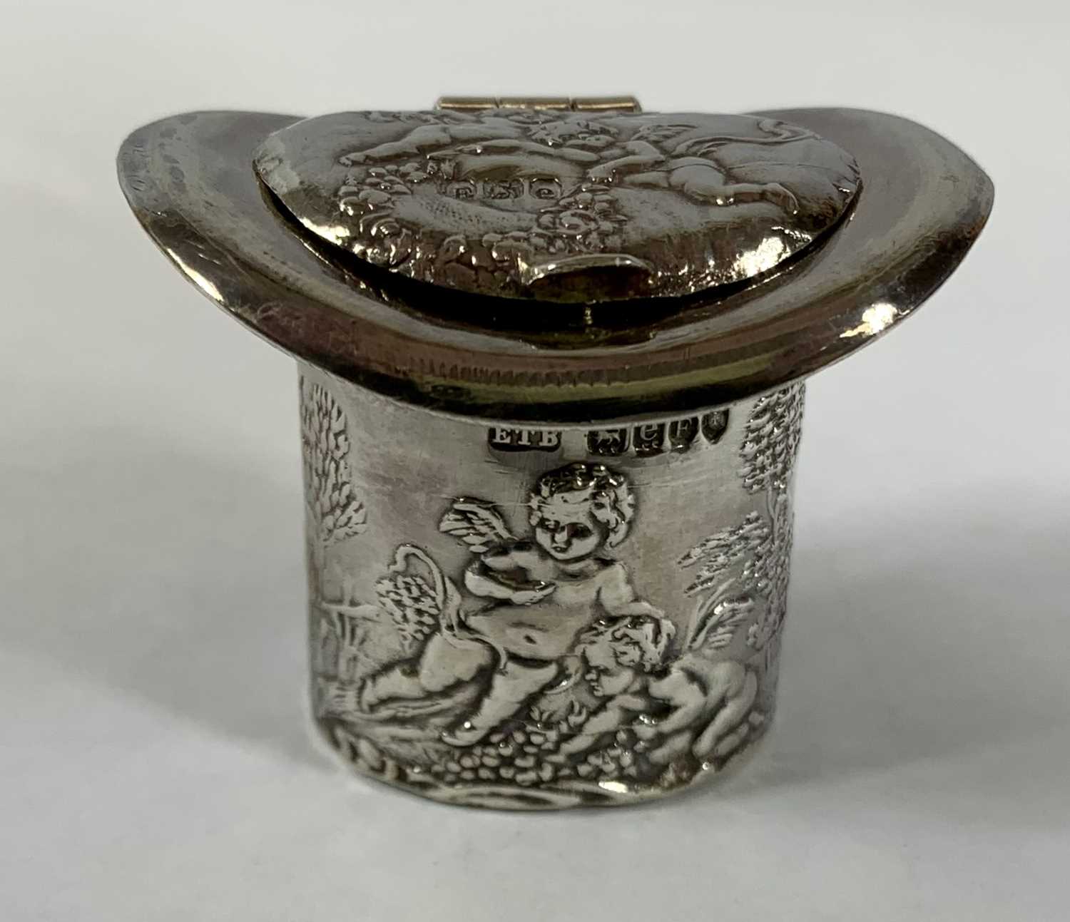 EDWARDIAN/VICTORIAN CONTINENTAL NOVELTY SILVER VESTA CASE, in the form of a top hat, hinged cover,