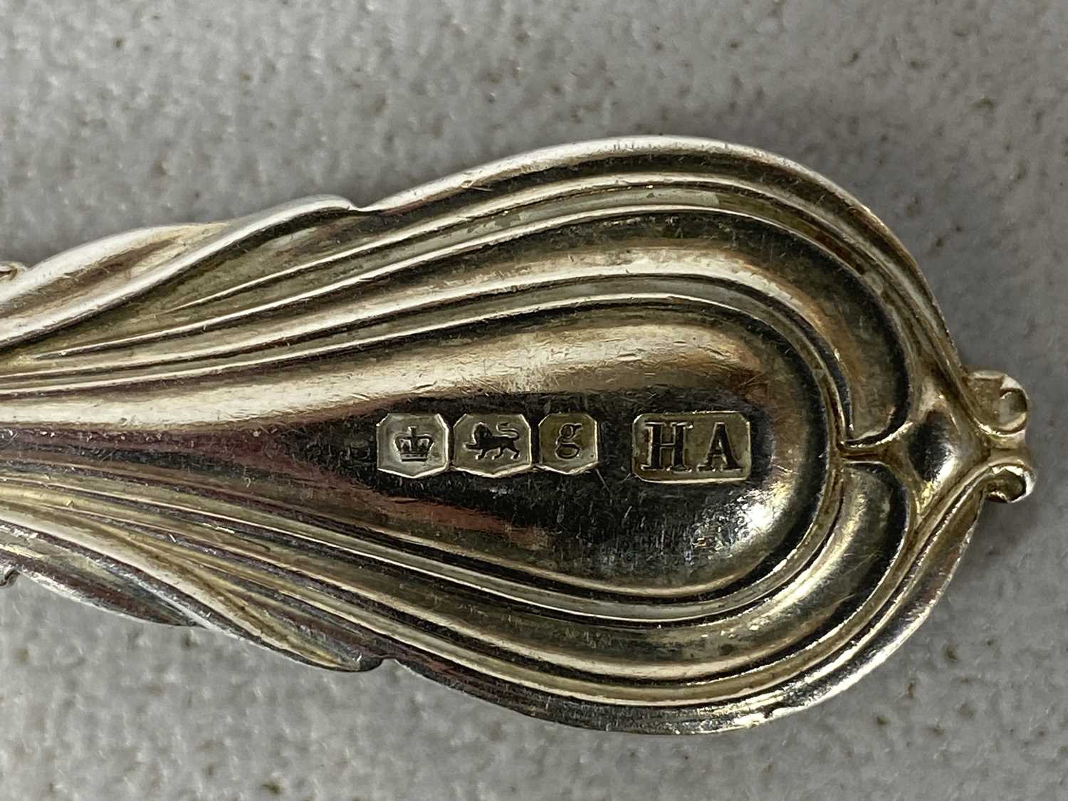 GEORGE V SILVER PART CANTEEN OF CUTLERY, including six soup spoons, pair sauce ladles and six tea - Image 3 of 7