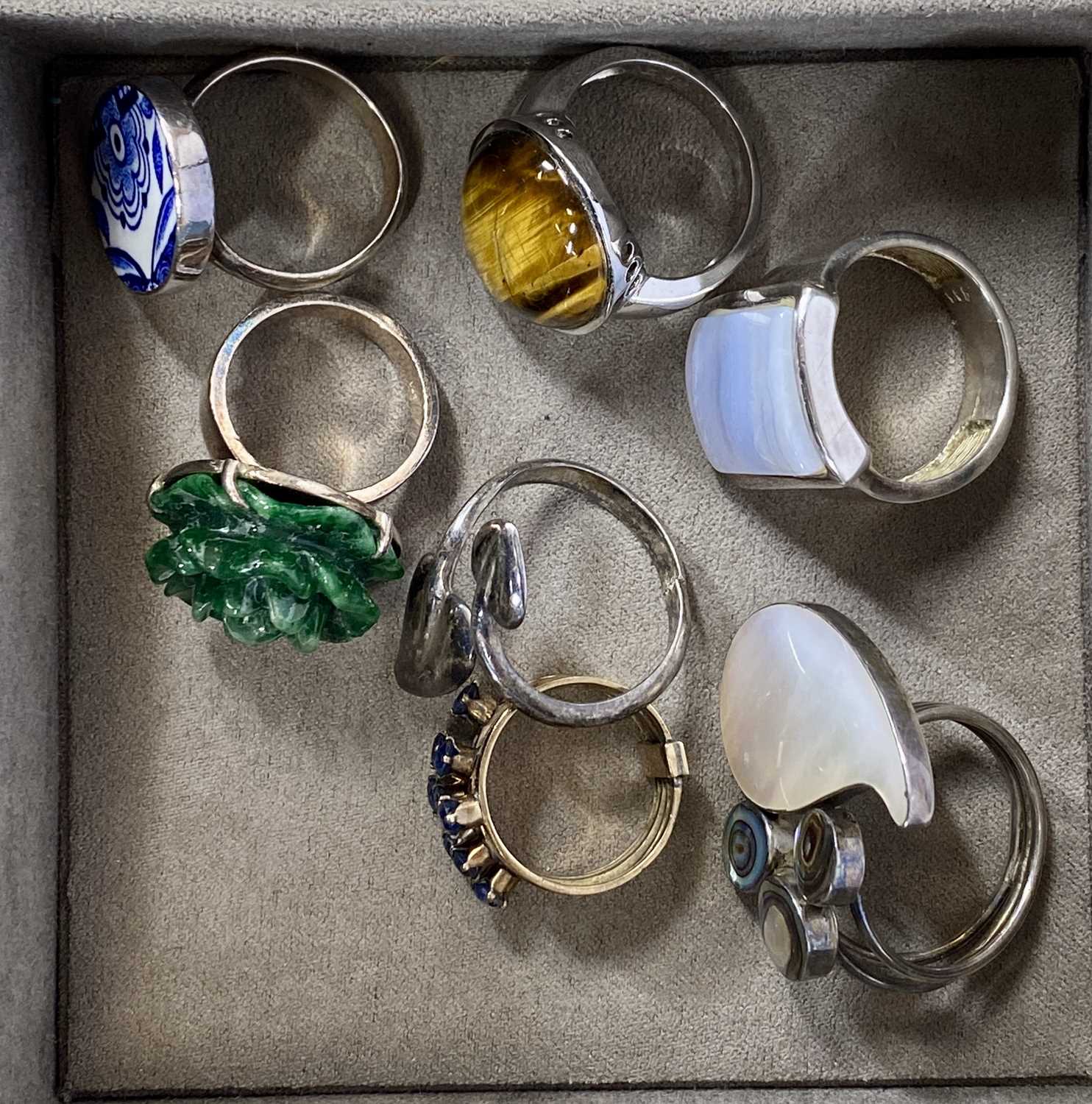 GROUP OF MIXED JEWELLERY & COLLECTABLES, including simulated pearl necklaces, silver/white metal - Image 3 of 7