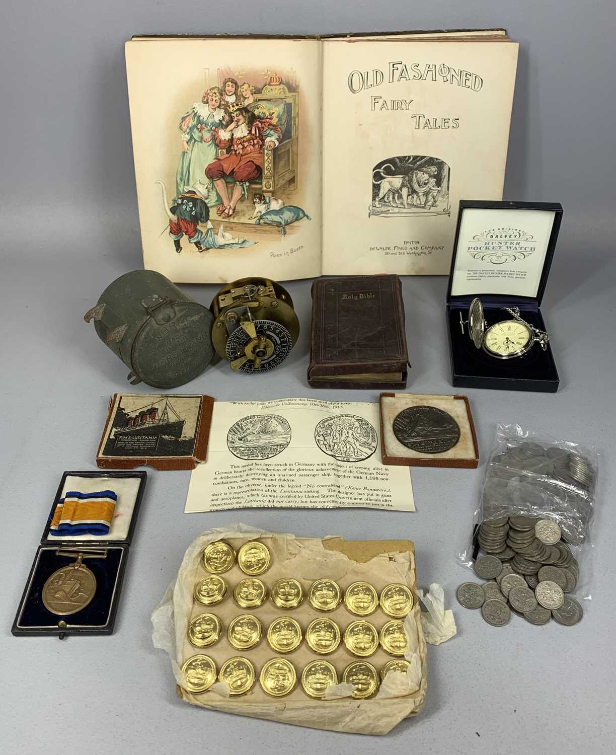 MIXED GROUP OF COLLECTABLES, including an RMS Lusitania commemorative medallion in box with