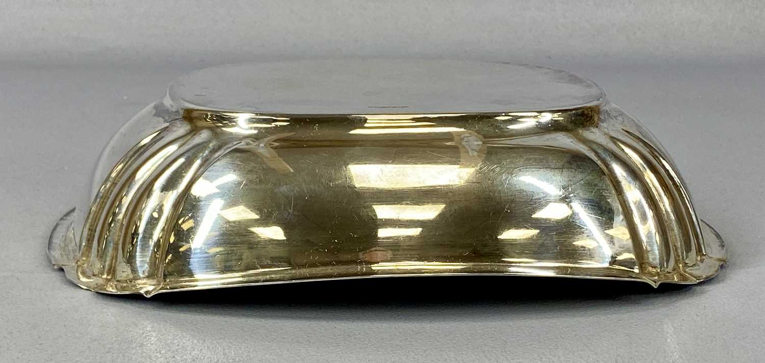 GEORGE V OVAL SILVER OPEN DISH, with ribbed design corners, Sheffield 1912, Olivant and Botsford - Image 3 of 4