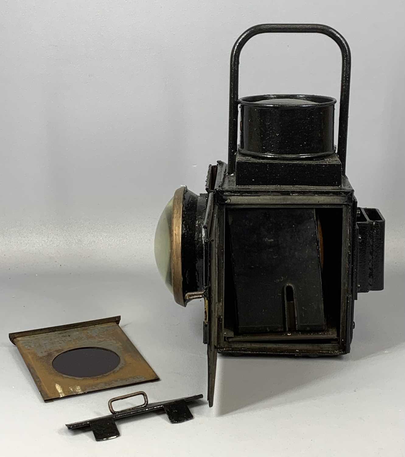 VINTAGE STEEL RAILWAY SIGNAL LAMP with bullseye lens, with burner37cms (h) Provenance: private - Image 3 of 3