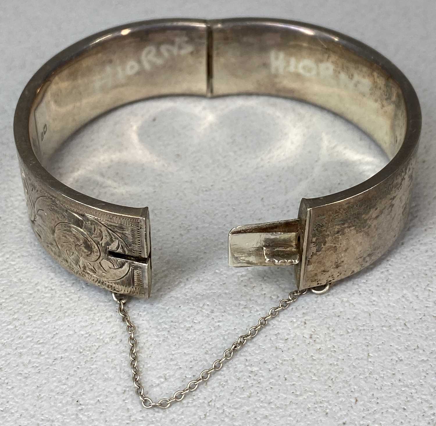 GROUP OF MIXED SILVER JEWELLERY including hollow silver bangle, scroll engrave decoration, child's - Image 2 of 5