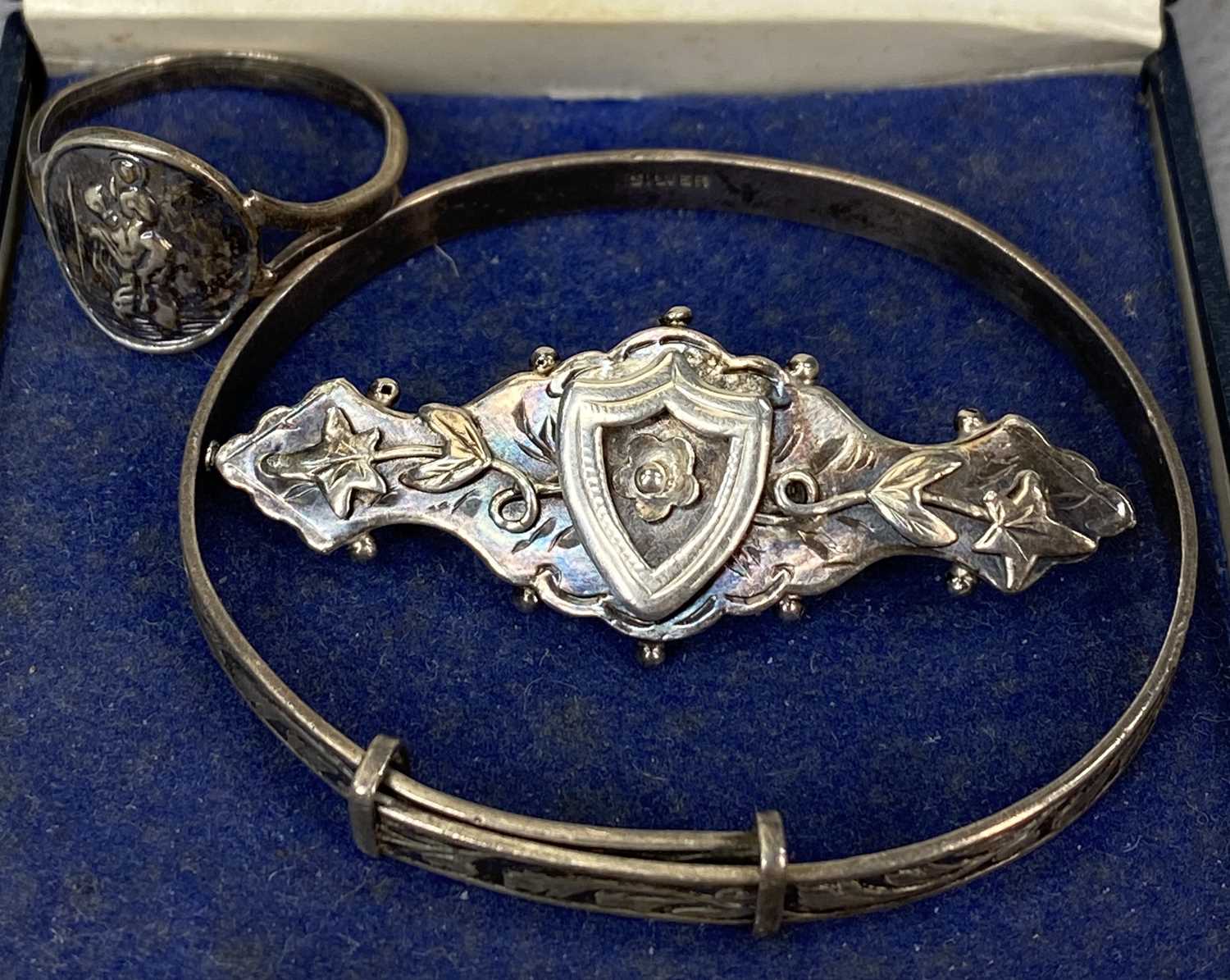 GROUP OF MIXED SILVER JEWELLERY including hollow silver bangle, scroll engrave decoration, child's - Image 3 of 5