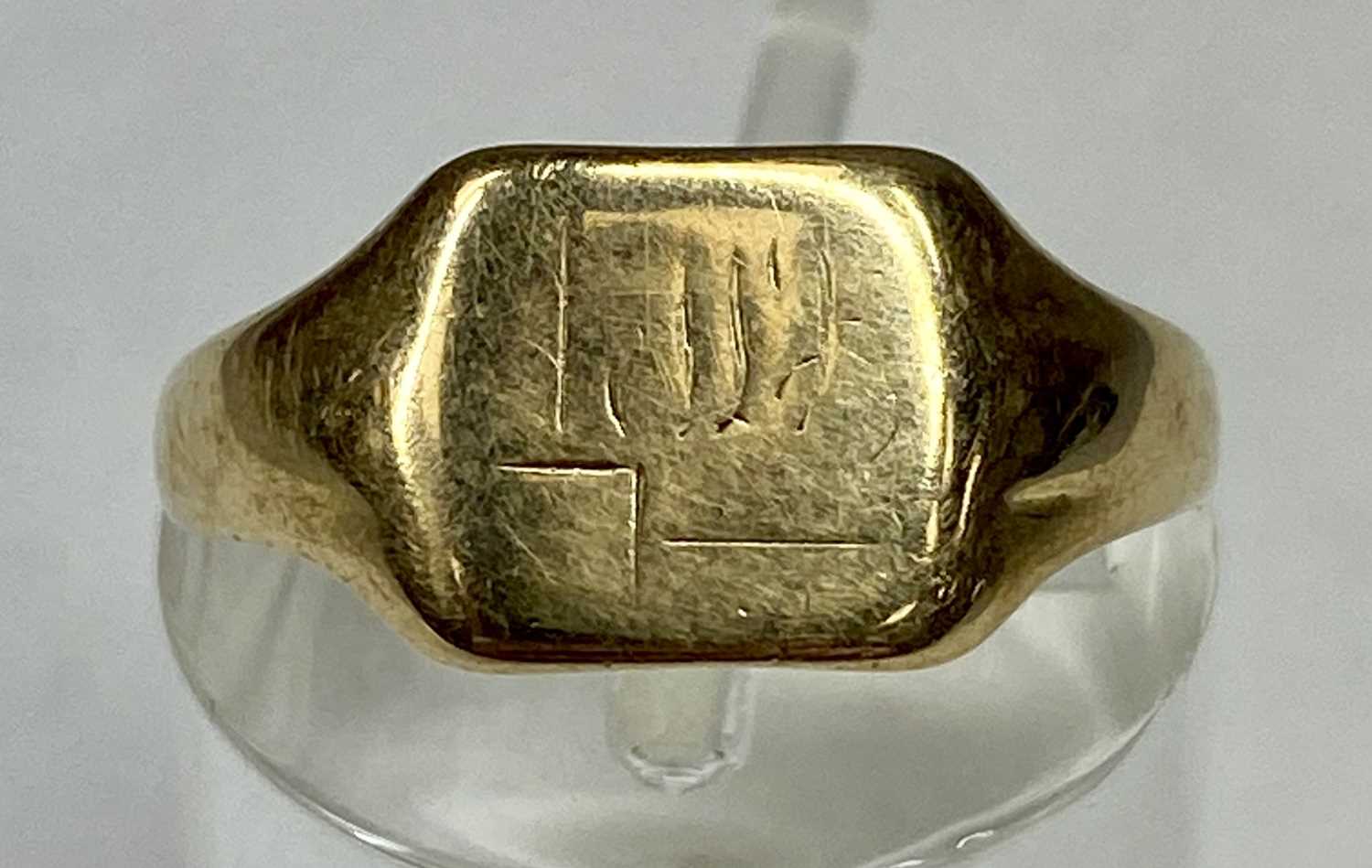 THREE 9CT GOLD SIGNET RINGS, sizes O, N and H, 5gms (gross) Provenance: private collection Ynys Mon - Image 8 of 10