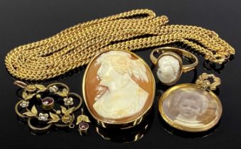 GOLD/GOLD TONE JEWELLERY including cameo ring, size N, oval cameo brooch, openwork floral pendant