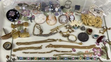 GROUP OF MIXED COSTUME JEWELLERY & OTHER ITEMS including cameos, simulated pearls, various stones,