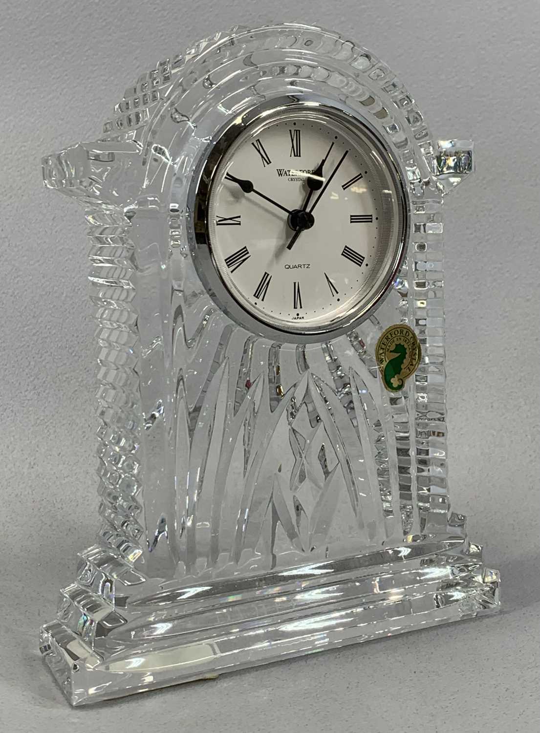 VAROUS ORNAMENTAL GLASSWARE including Waterford Crystal mantel clock, 18.5cms (h) and Studio glass - Bild 2 aus 5