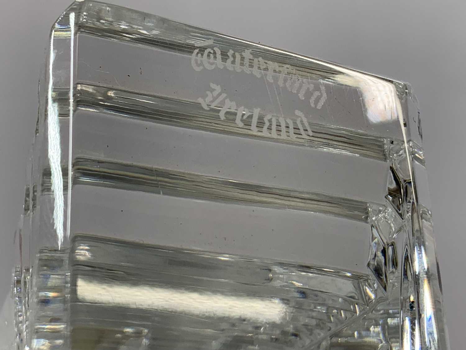 VAROUS ORNAMENTAL GLASSWARE including Waterford Crystal mantel clock, 18.5cms (h) and Studio glass - Bild 3 aus 5