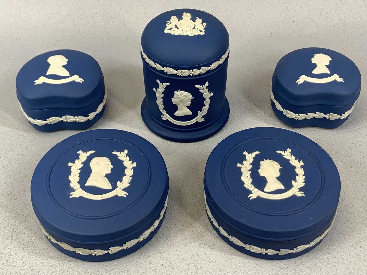 LARGE GROUP OF WEDGWOOD BLUE & WHITE JASPERWARE including Christmas tankards, Christmas plates and - Image 5 of 7